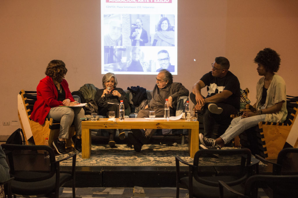 Artistas que han vivido el exilio participan en conversatorio sobre migración y creación artística en Centex 