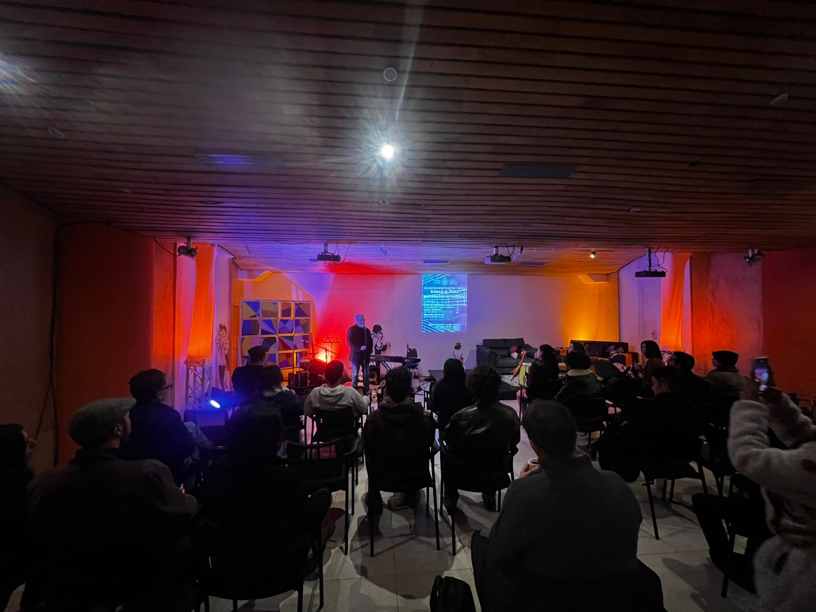 Cruces necesarios, cueca y jazz, música y filosofía