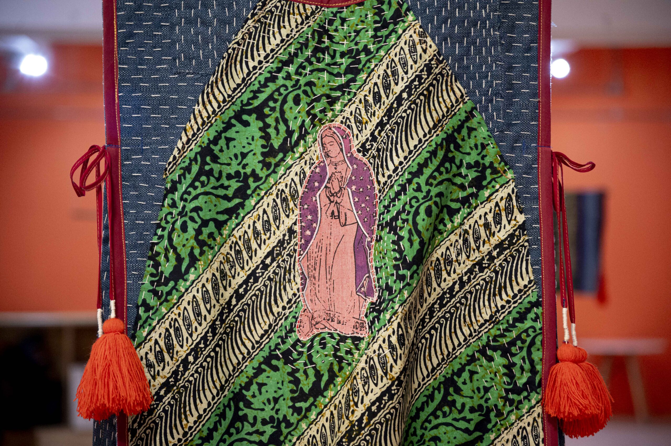 Telas, vestuarios y collages componen Exposición Textil montada en el zócalo