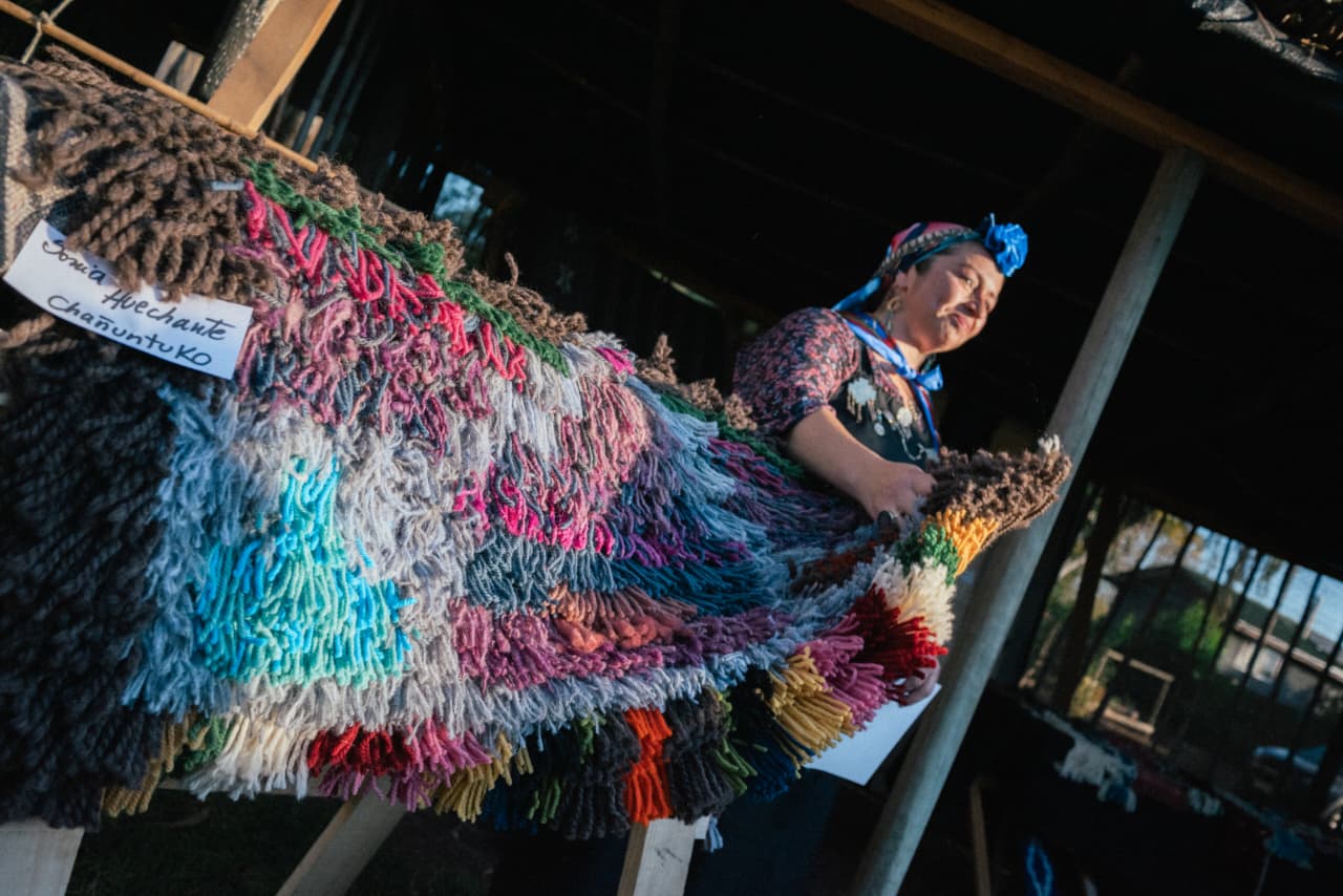 En Centex se inaugura exposición de telar mapuche “Kuykuytun, Tejiendo Puentes”